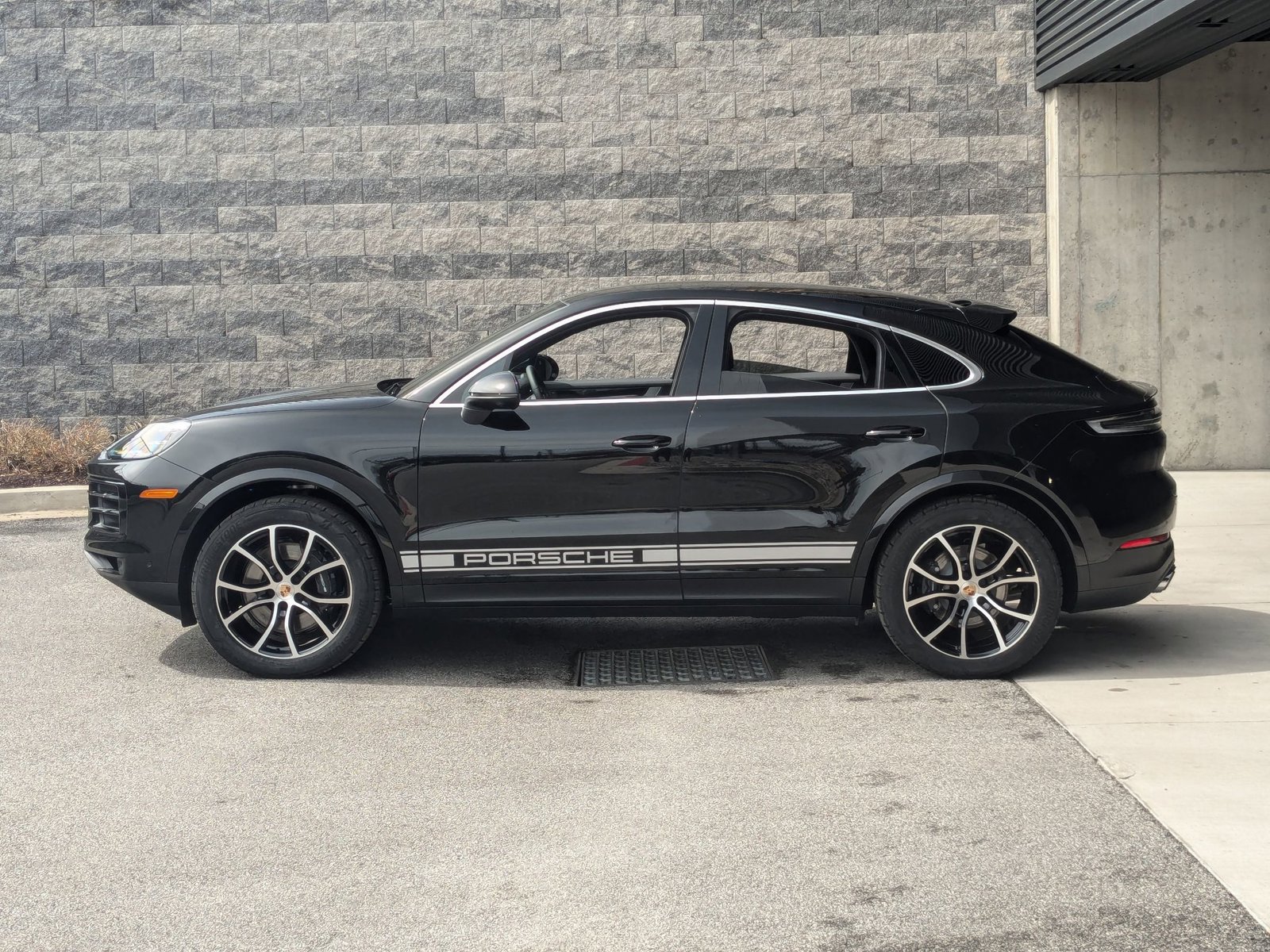 2025 Porsche Cayenne Coupe photo 2