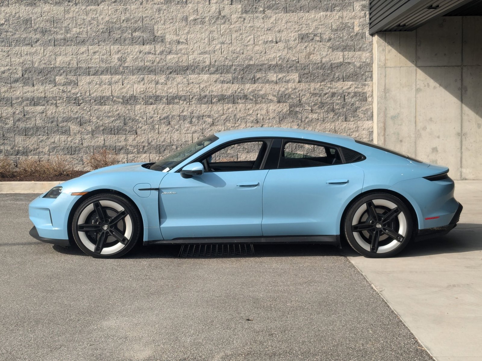2025 Porsche Taycan photo 2
