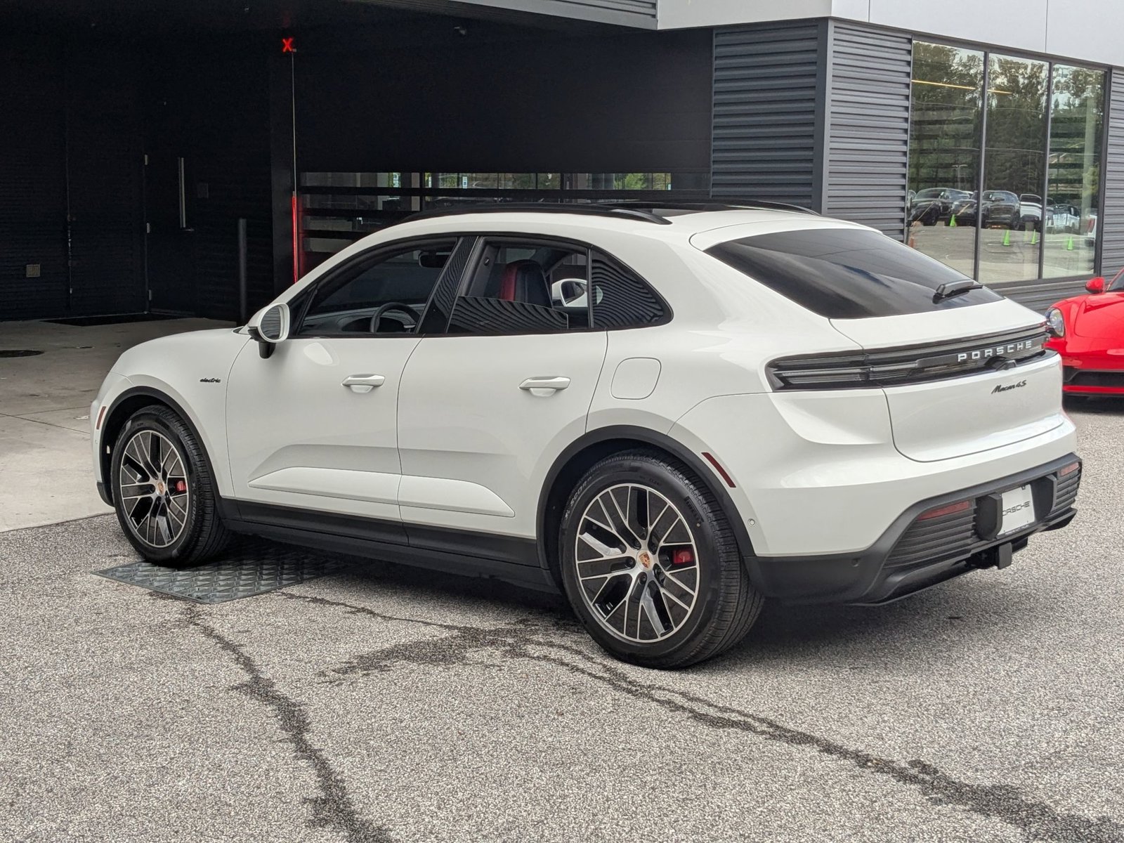 2025 Porsche Macan Electric photo 3