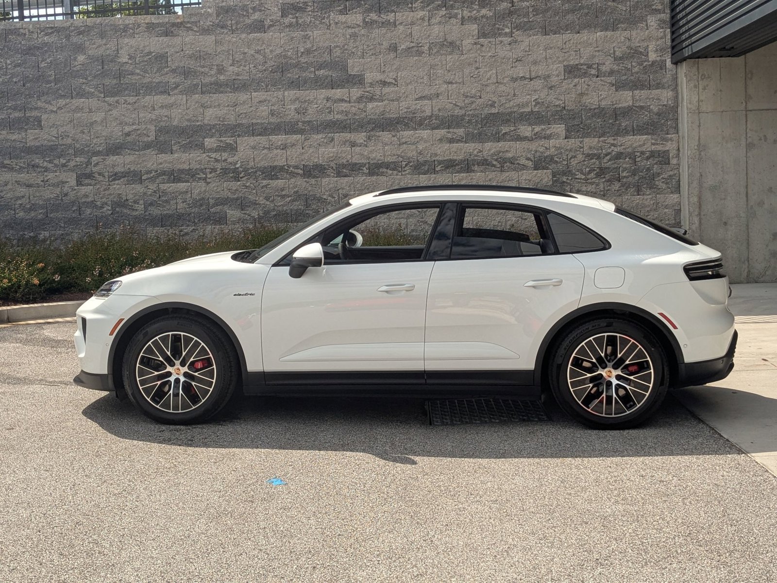 2025 Porsche Macan Electric photo 2