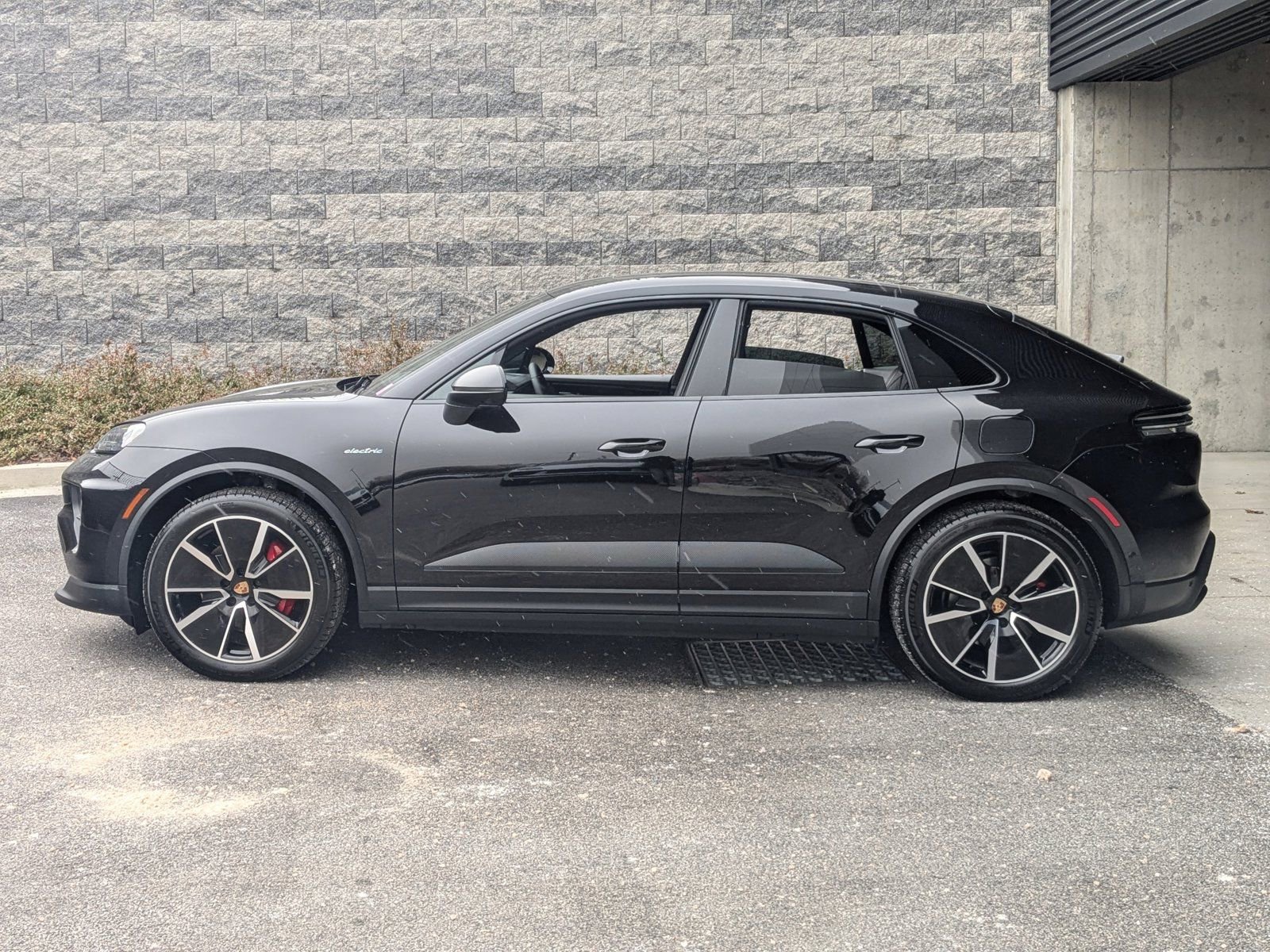 2025 Porsche Macan Electric photo 2