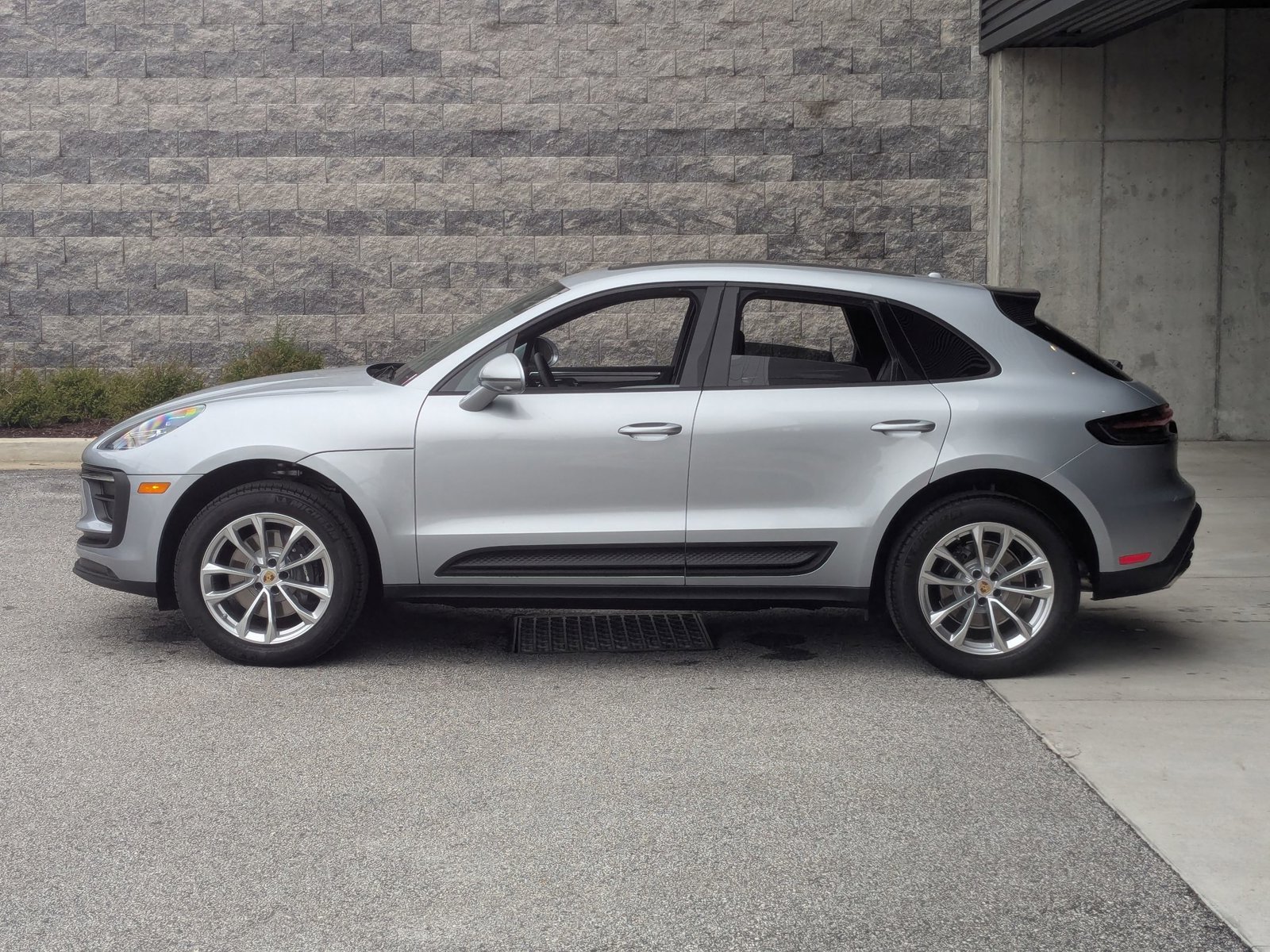 2025 Porsche Macan S photo 2