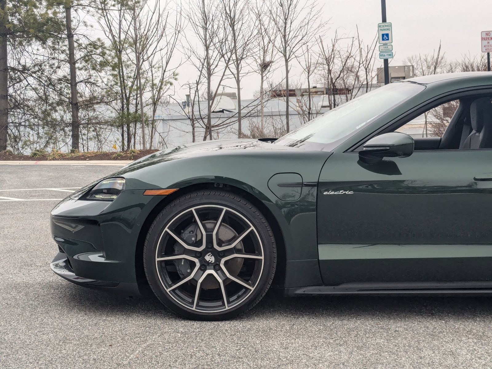 2025 Porsche Taycan photo 3