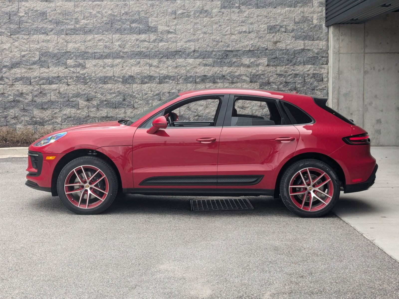 2025 Porsche Macan S photo 2