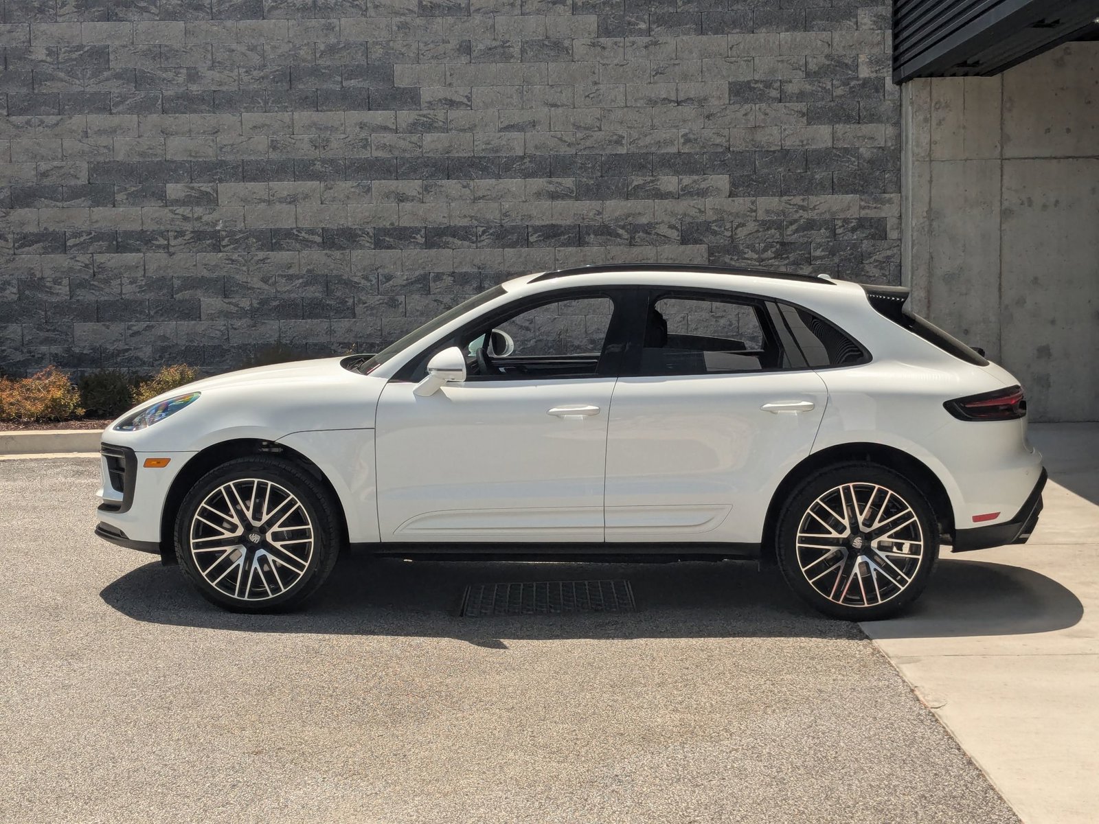 2025 Porsche Macan S photo 2