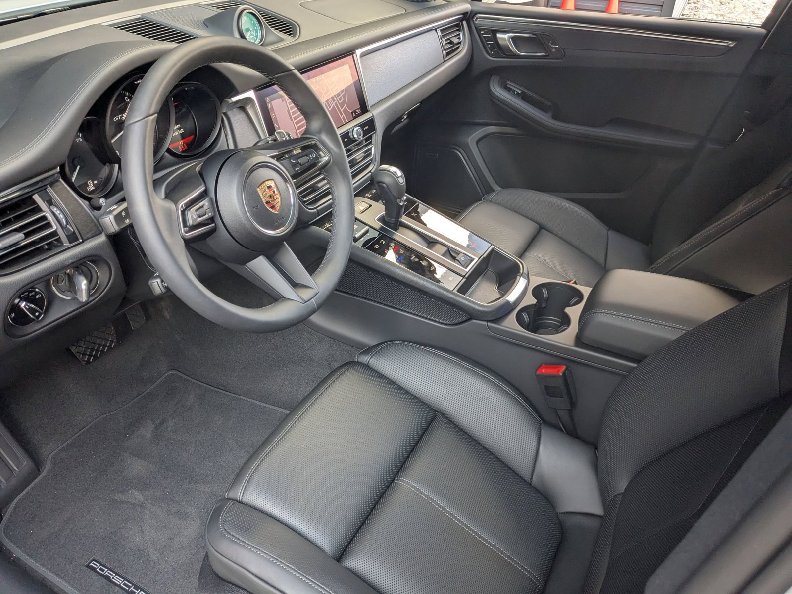 2025 Porsche Macan GTS photo 4