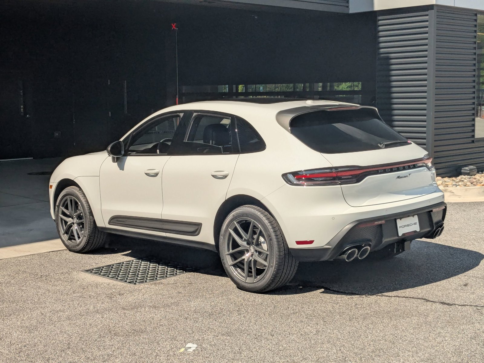 2025 Porsche Macan T photo 2