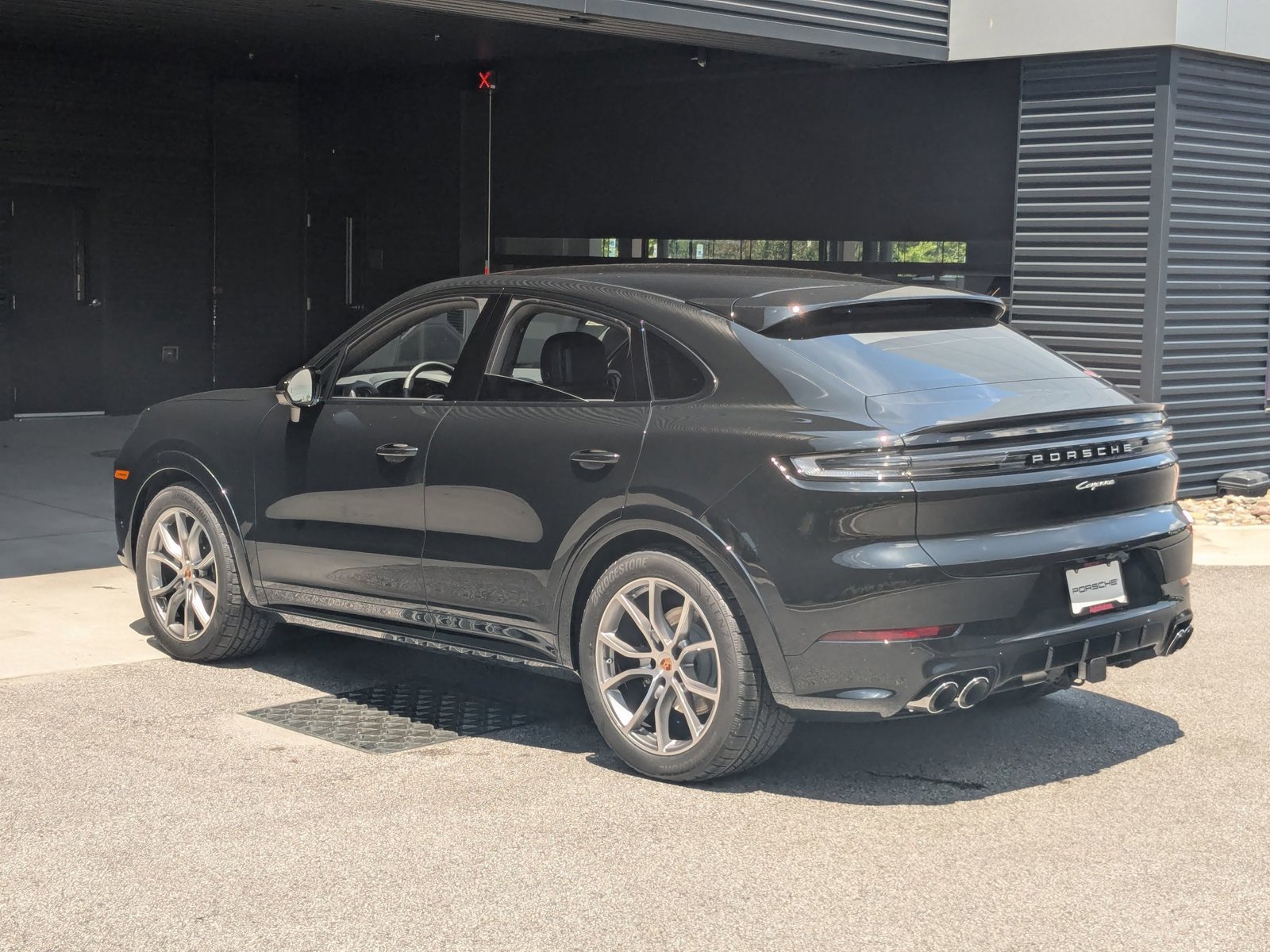 2025 Porsche Cayenne Coupe photo 2