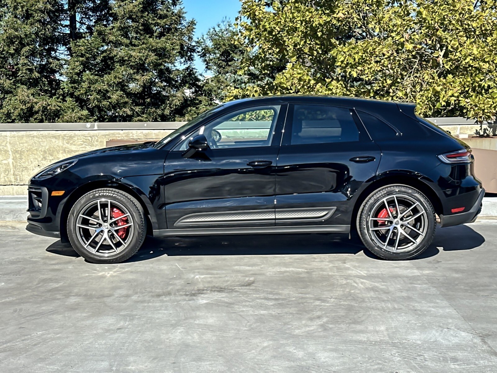 2023 Porsche Macan S photo 2