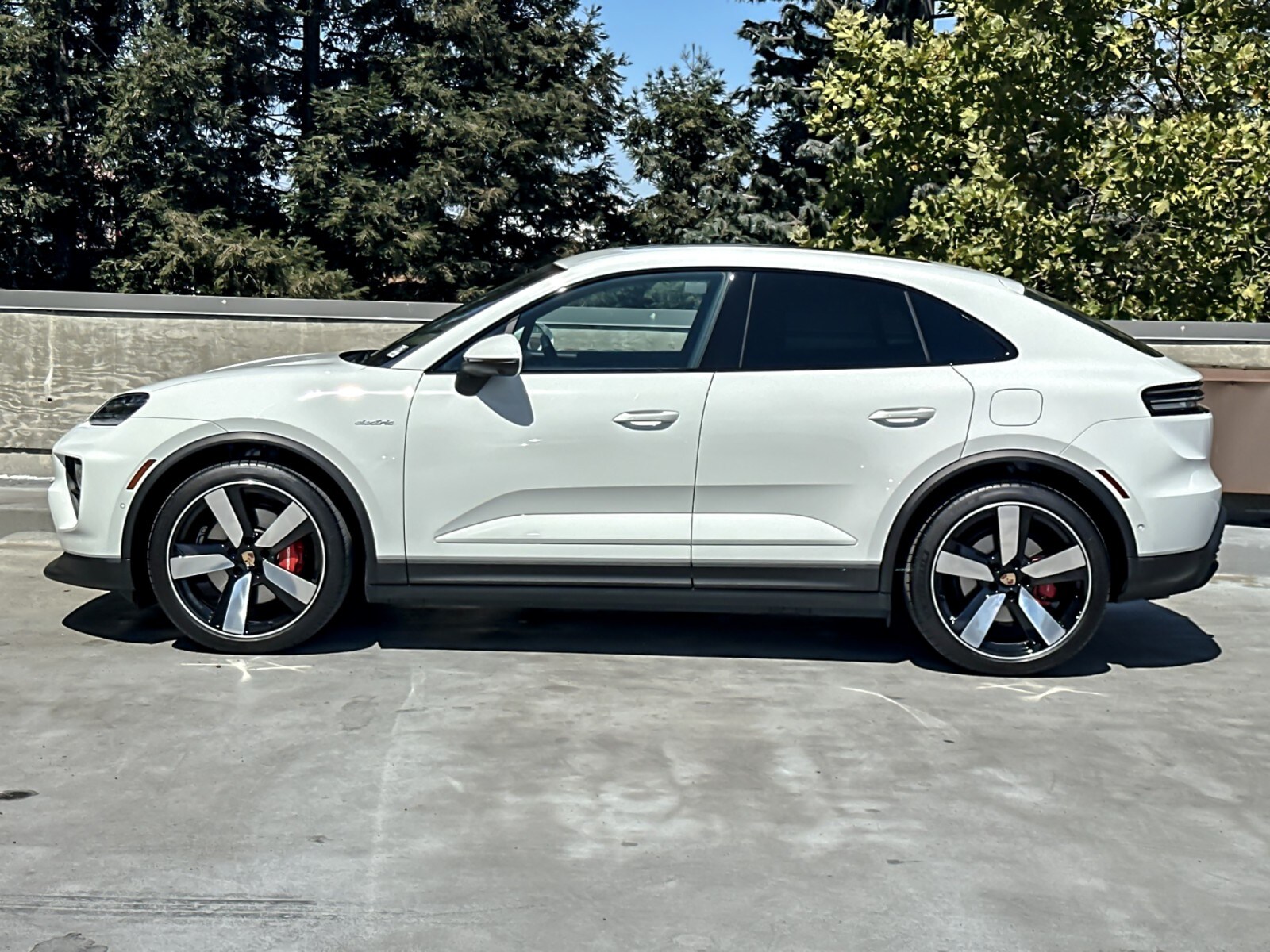 2025 Porsche Macan Electric photo 2