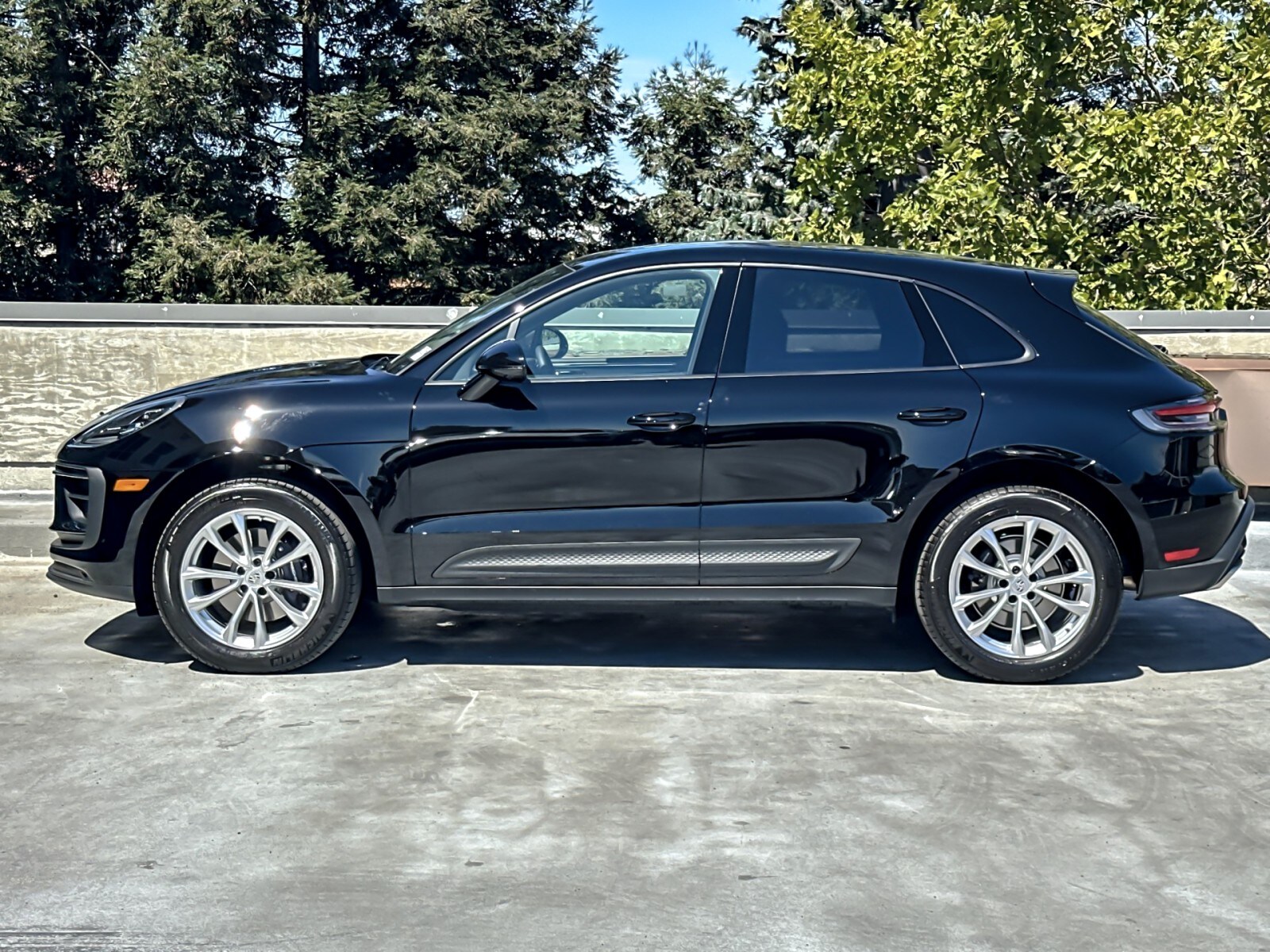 2025 Porsche Macan T photo 2