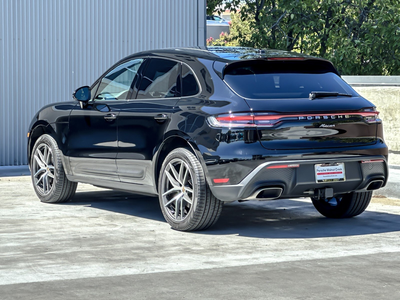 2025 Porsche Macan T photo 2