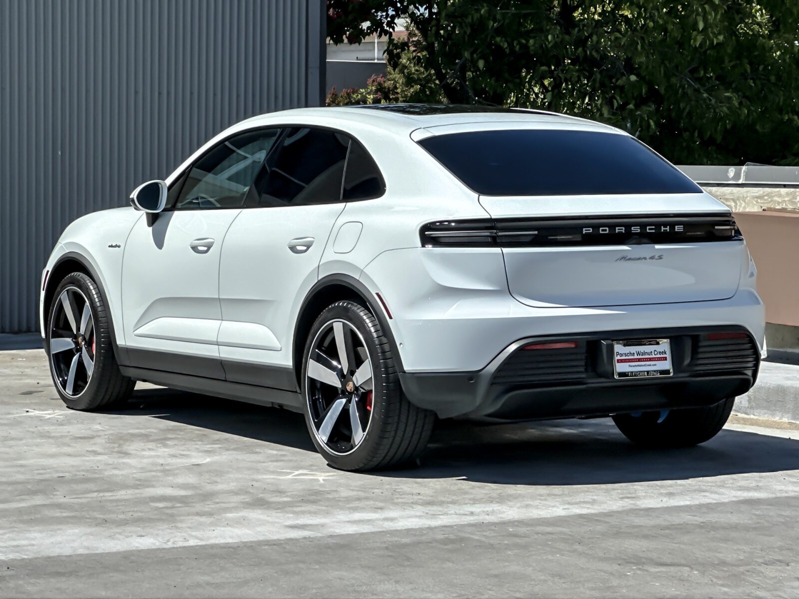 2025 Porsche Macan Electric photo 3