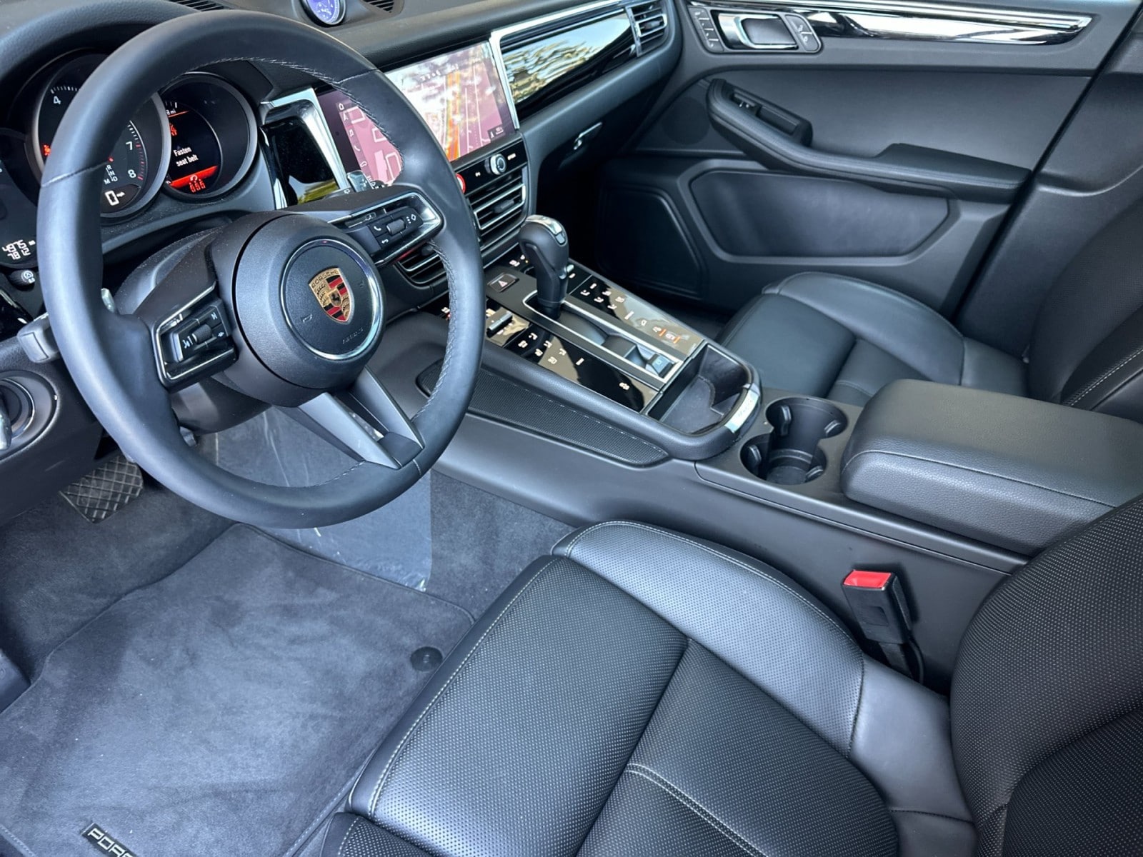 2025 Porsche Macan T photo 2