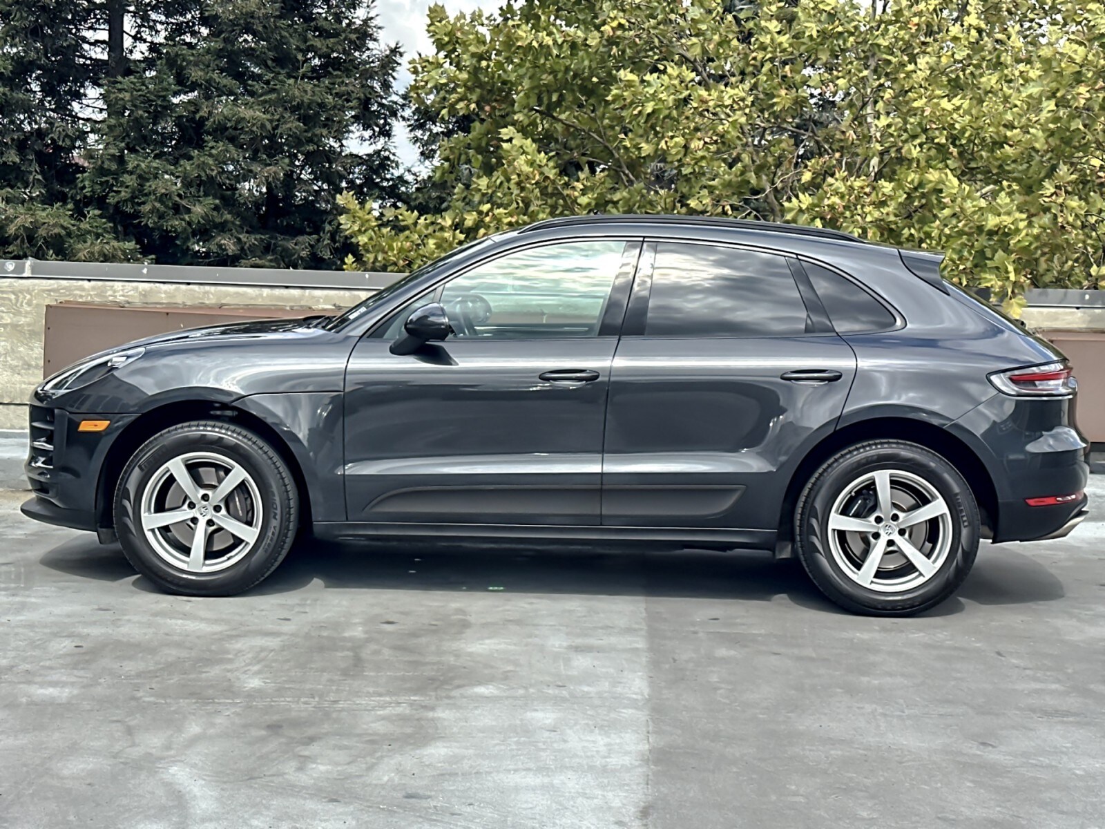 2021 Porsche Macan Base photo 2