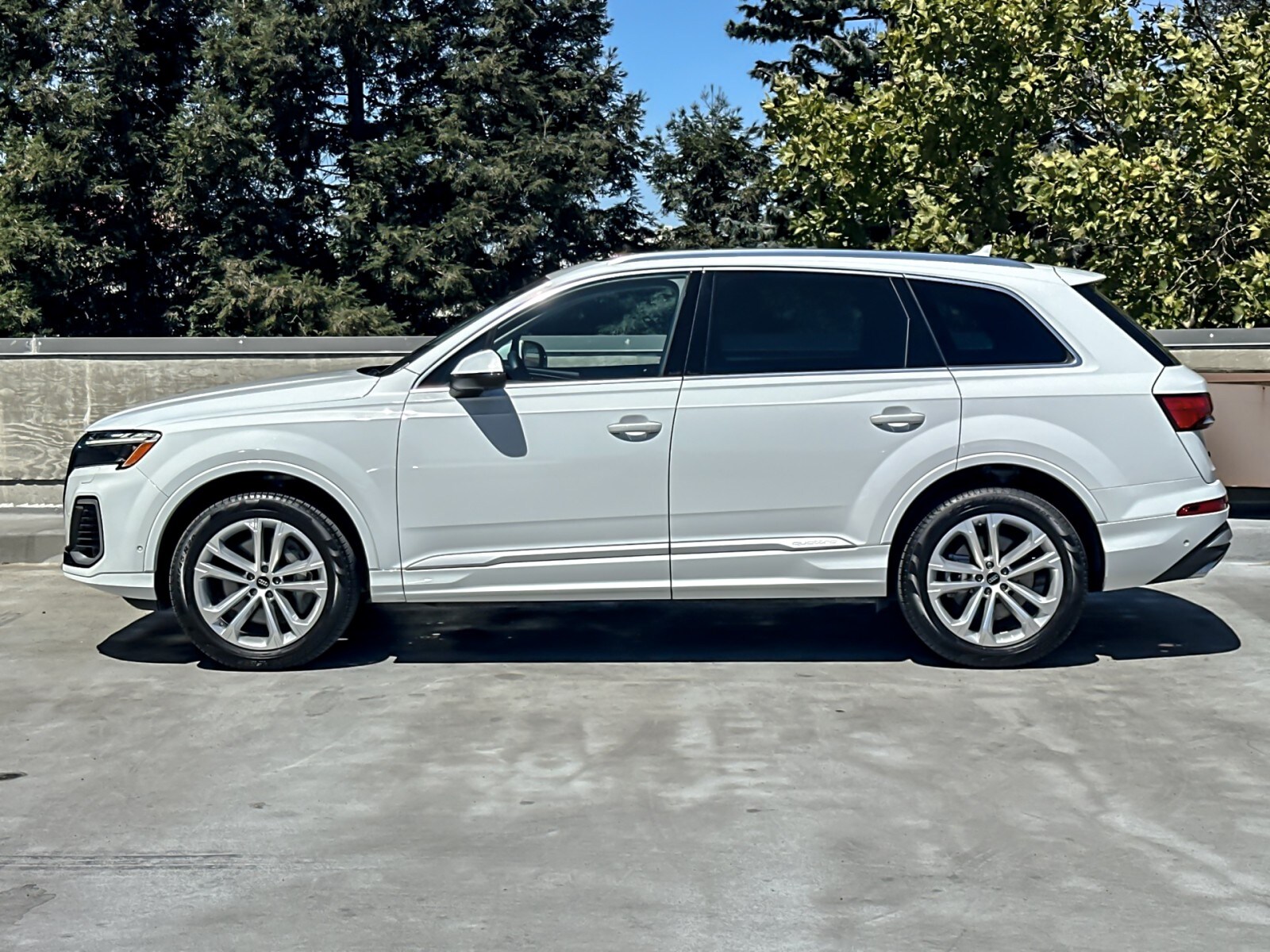 2025 Audi Q7 Premium Plus photo 2