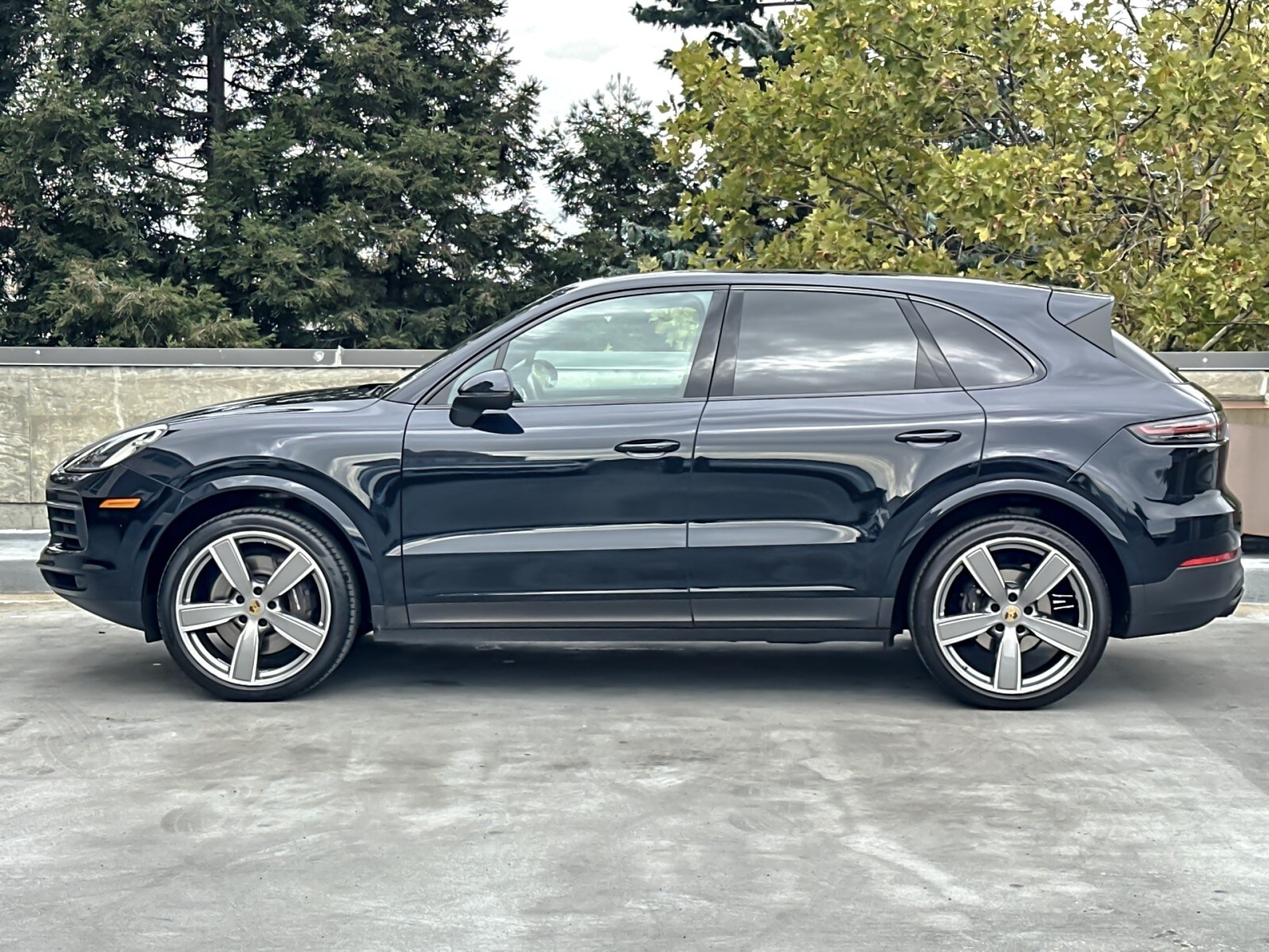 2023 Porsche Cayenne Platinum Edition photo 2