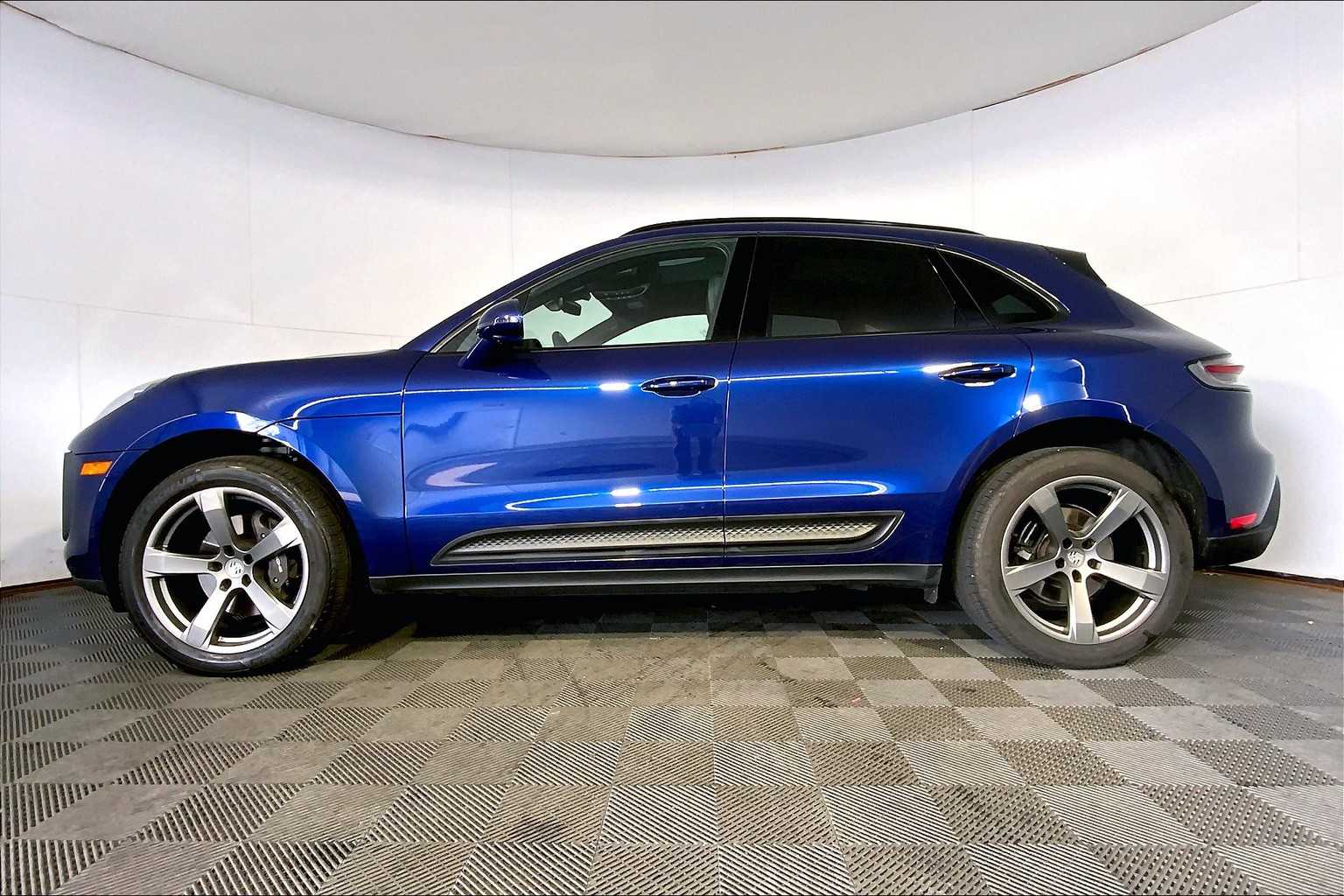 2023 Porsche Macan T photo 2
