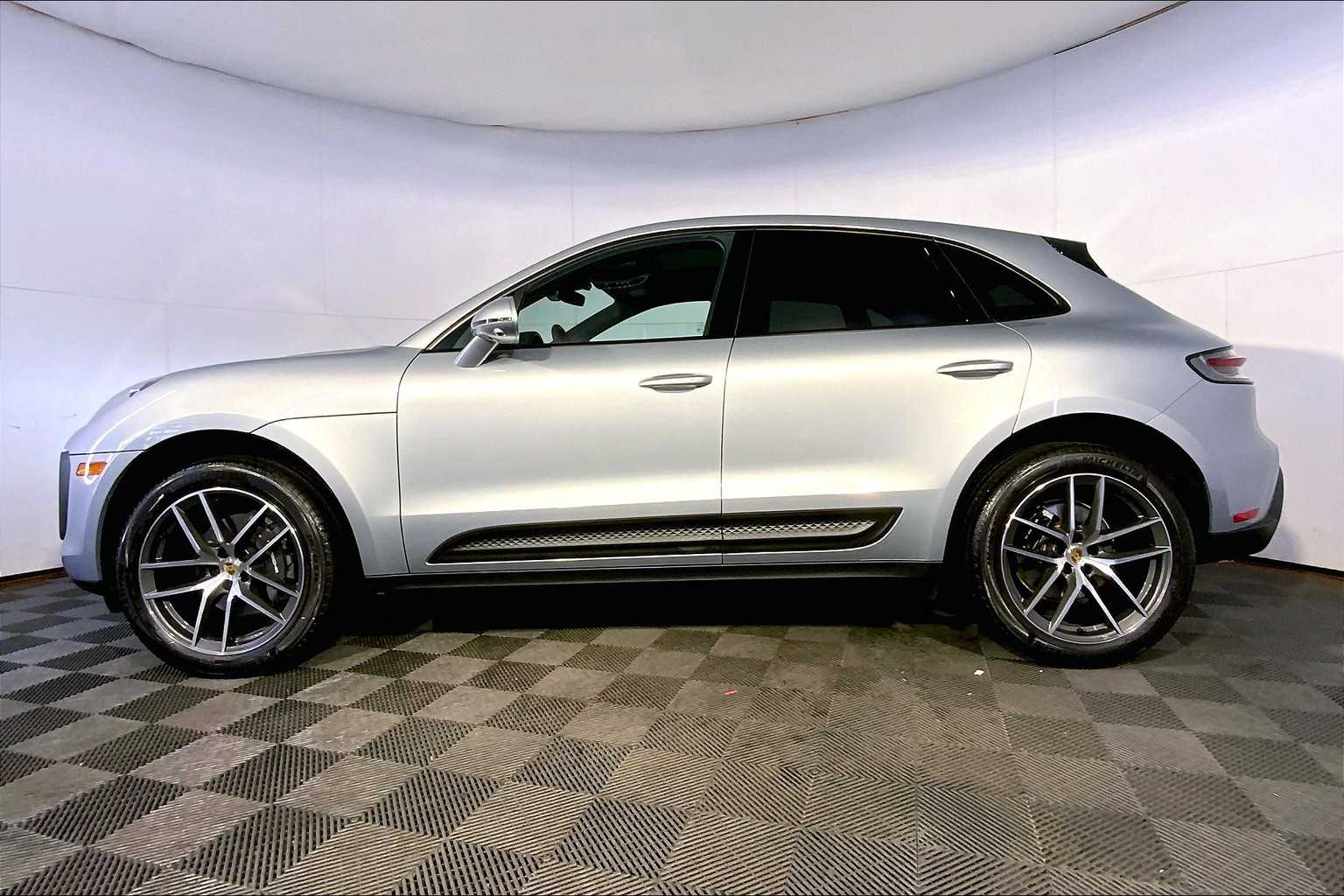 2025 Porsche Macan T photo 2