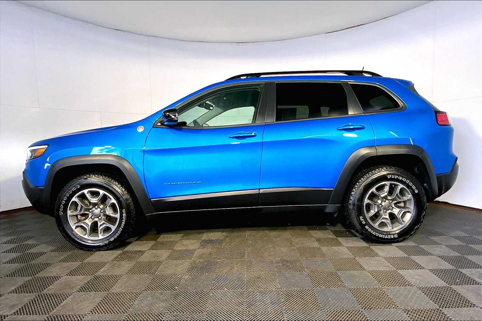 2022 Jeep Cherokee Trailhawk photo 2