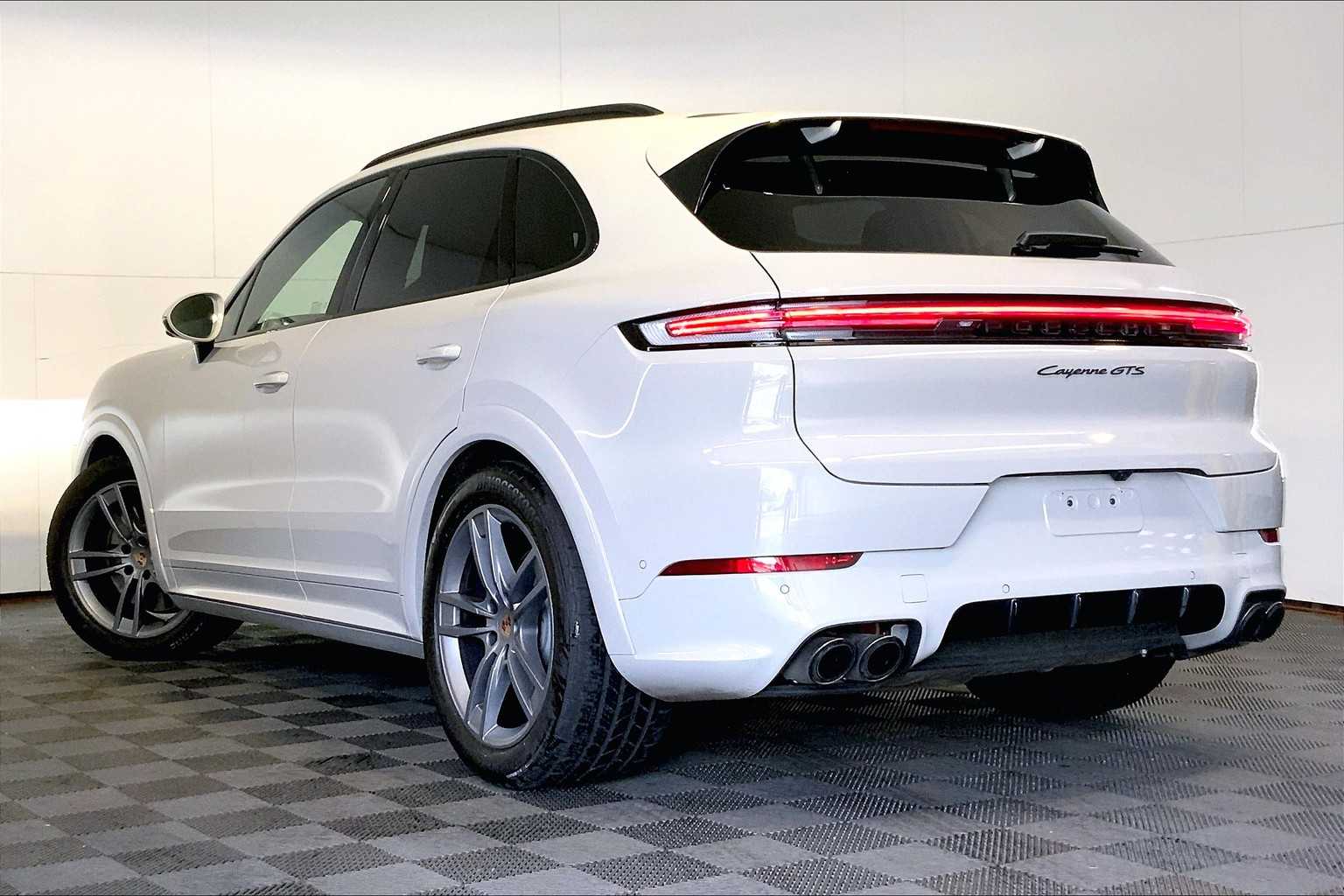 2025 Porsche Cayenne GTS photo 3
