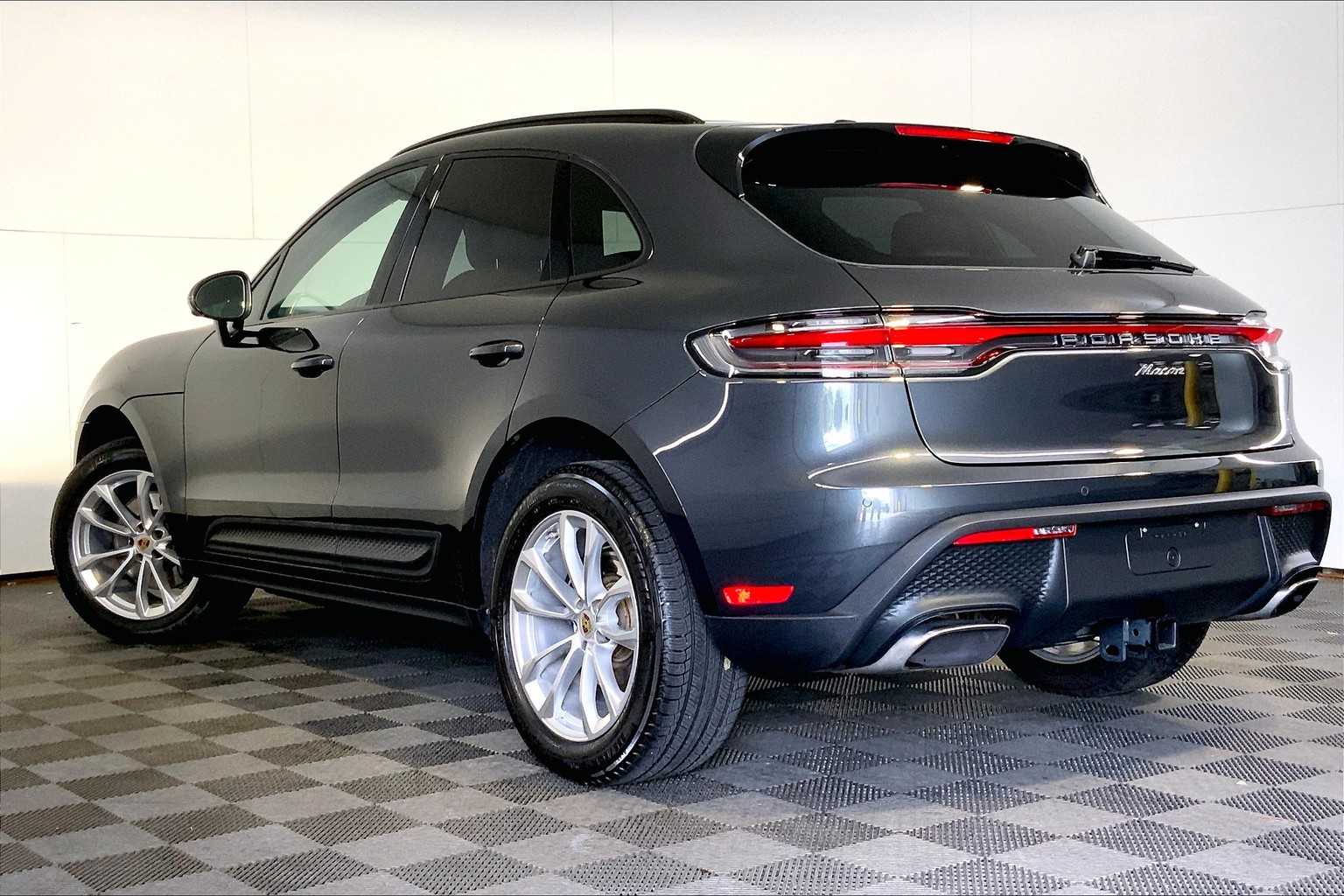 2025 Porsche Macan photo 3
