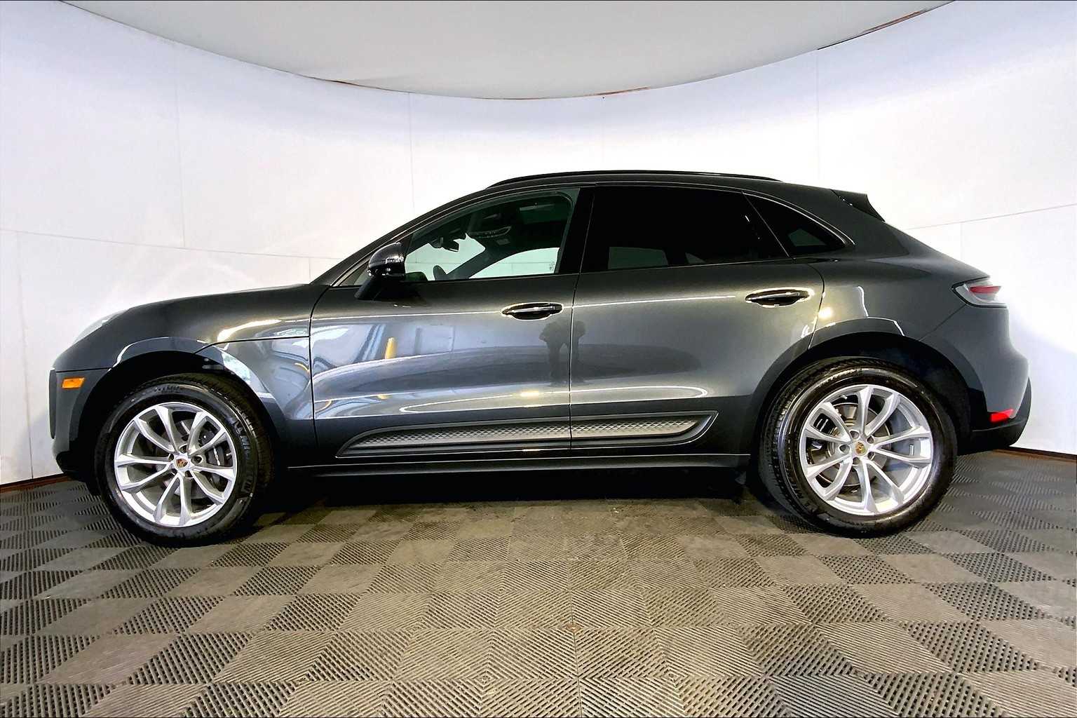 2025 Porsche Macan photo 2