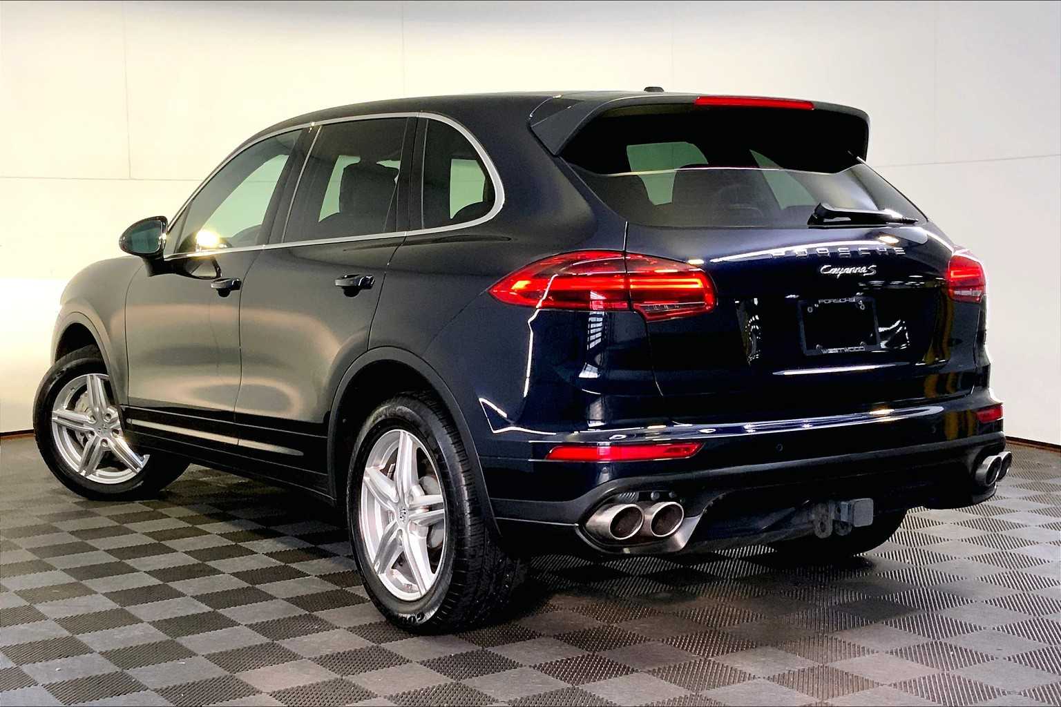 2018 Porsche Cayenne S photo 2