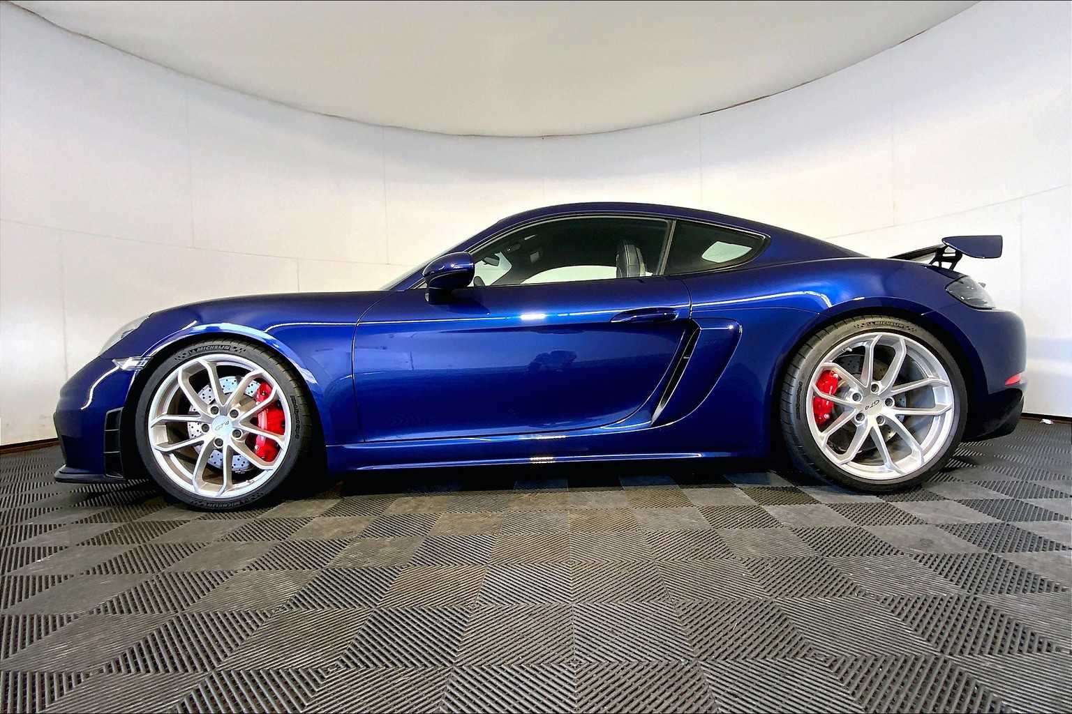 2022 Porsche Cayman GT4 photo 2