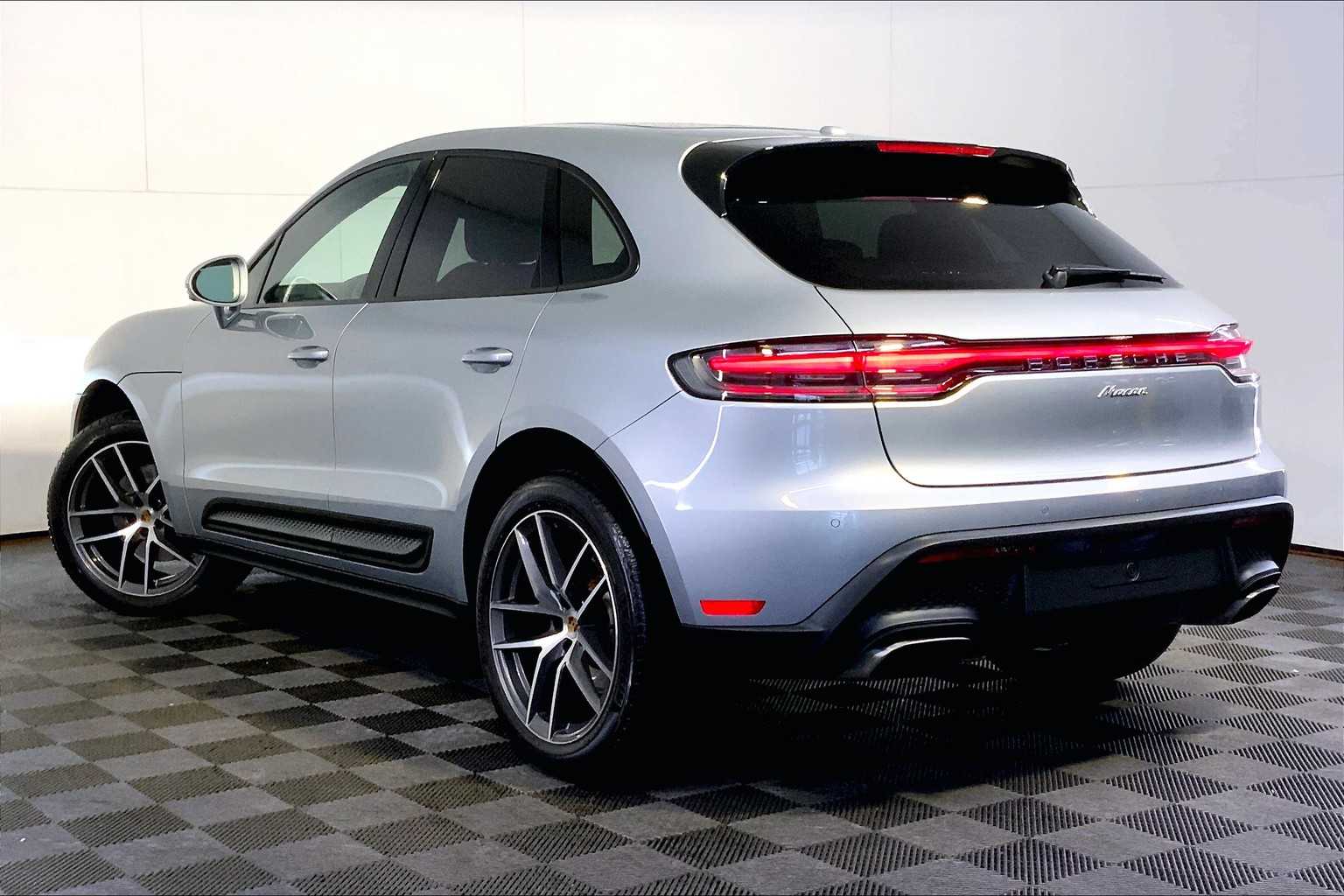 2025 Porsche Macan T photo 3