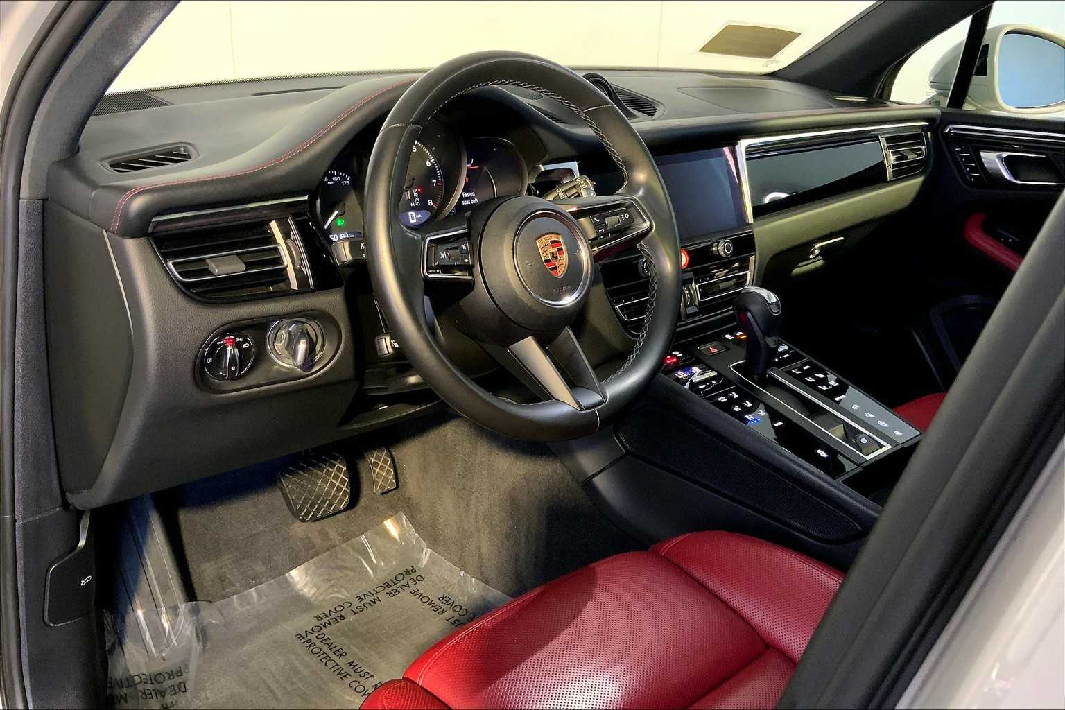 2024 Porsche Macan T photo 2