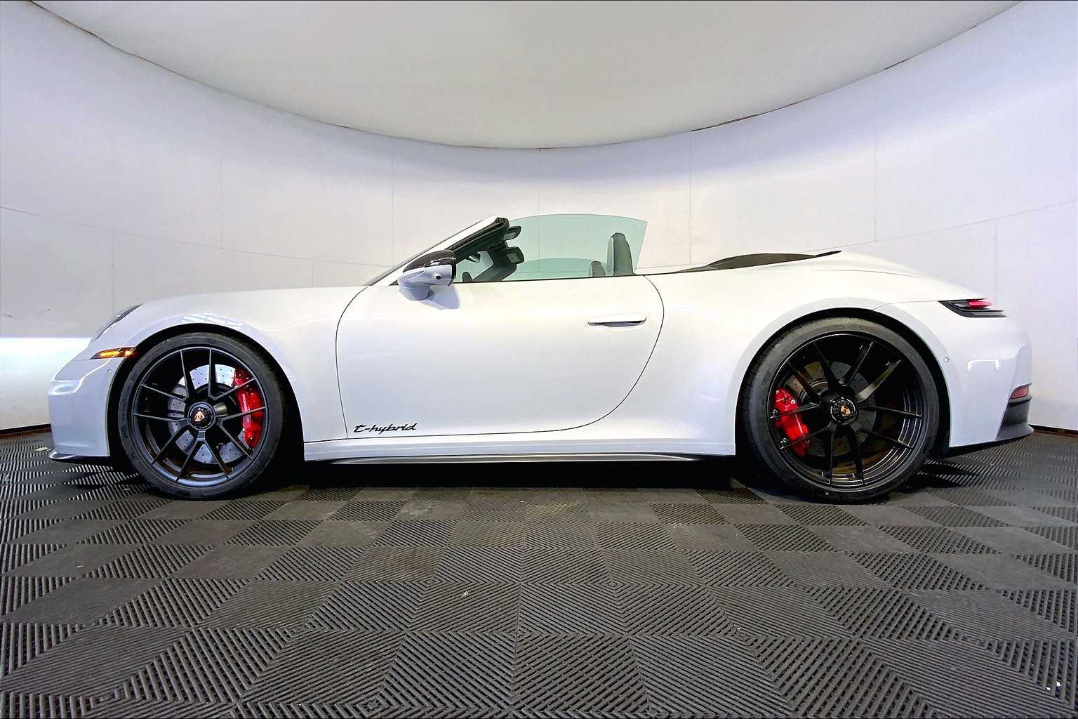 2025 Porsche 911 Carrera 4 GTS