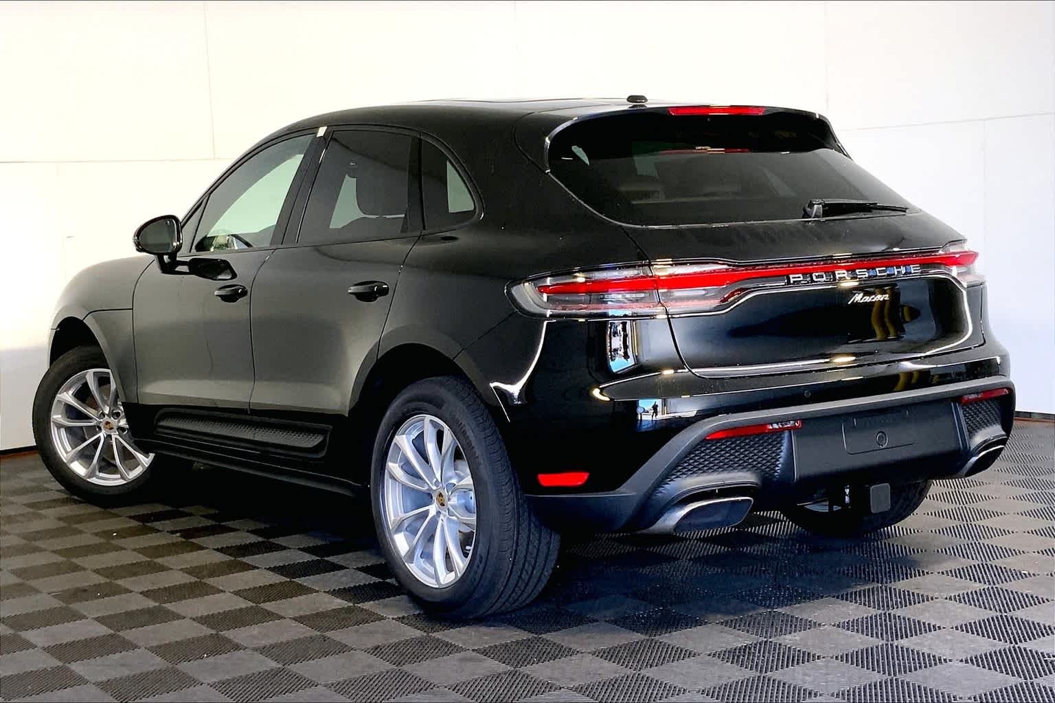 2025 Porsche Macan T photo 4