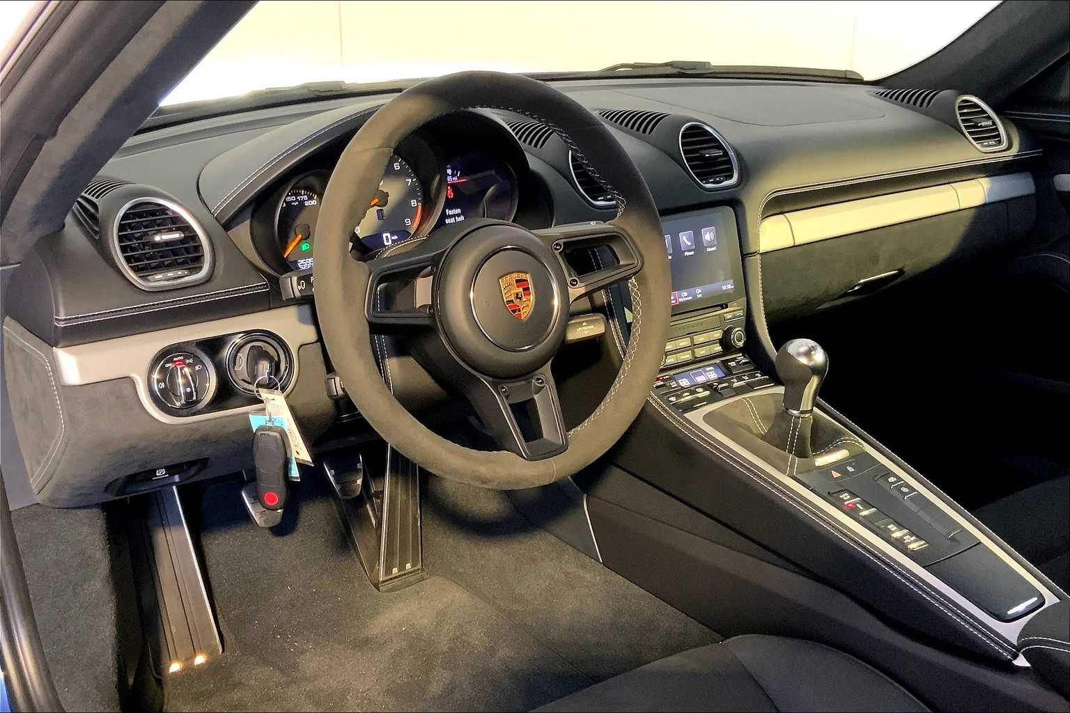 2022 Porsche Cayman GT4 photo 4