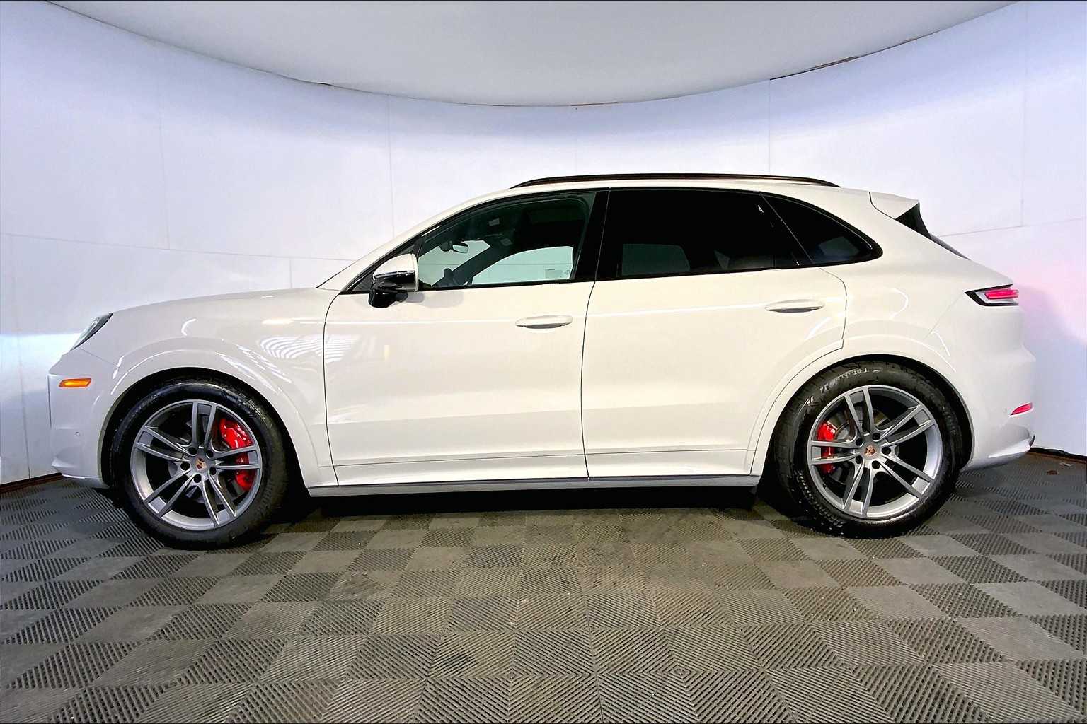 2025 Porsche Cayenne GTS photo 2