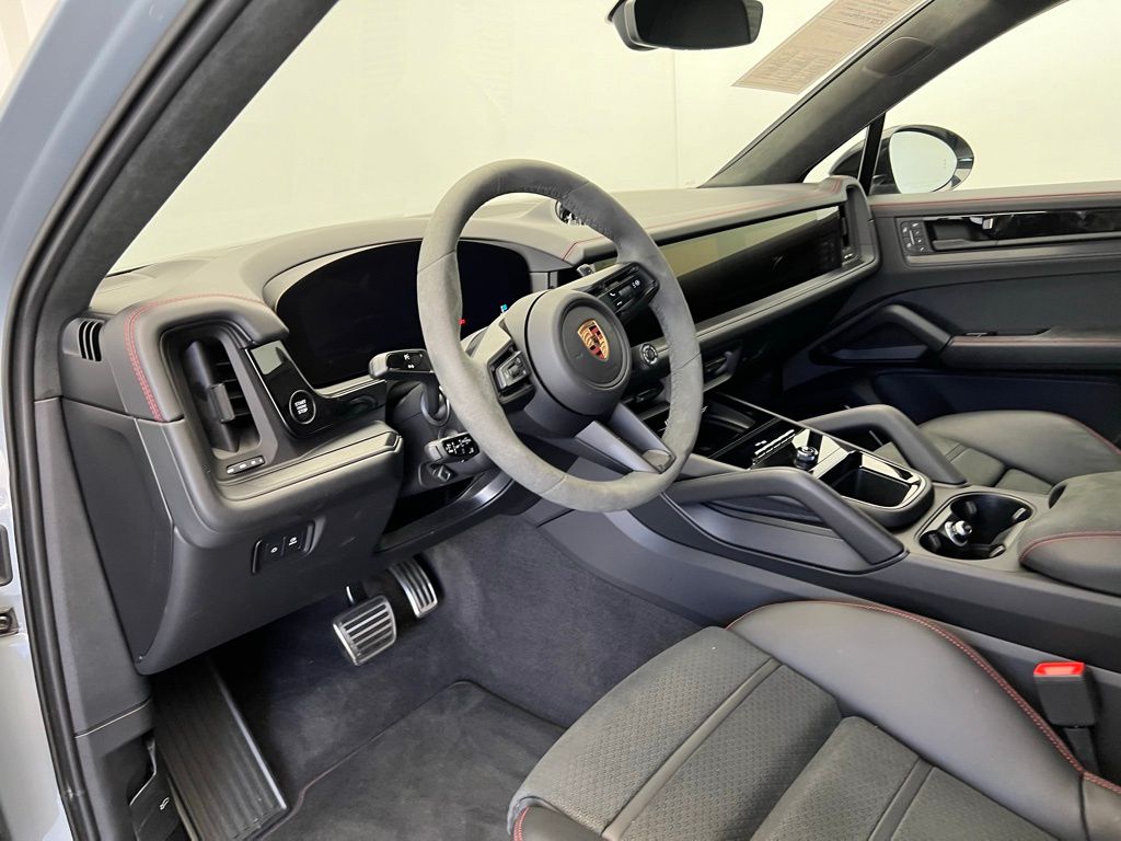 2025 Porsche Cayenne Coupe GTS photo 4