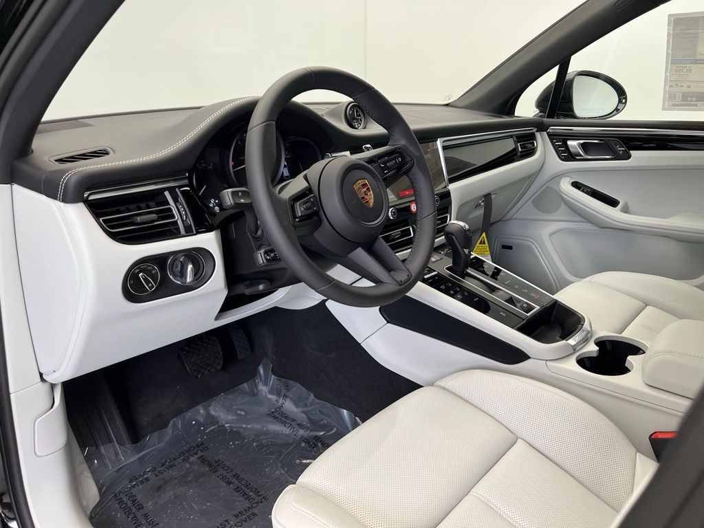 2025 Porsche Macan Base photo 4