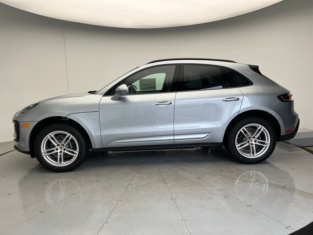 2025 Porsche Macan Base photo 2