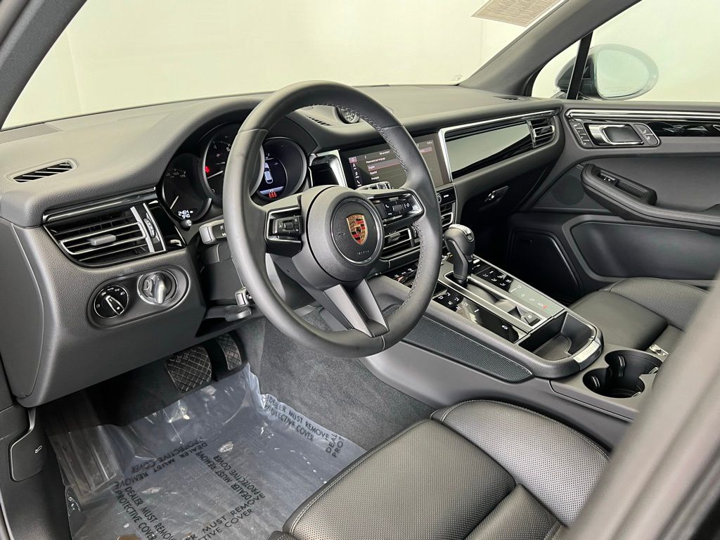 2025 Porsche Macan photo 4