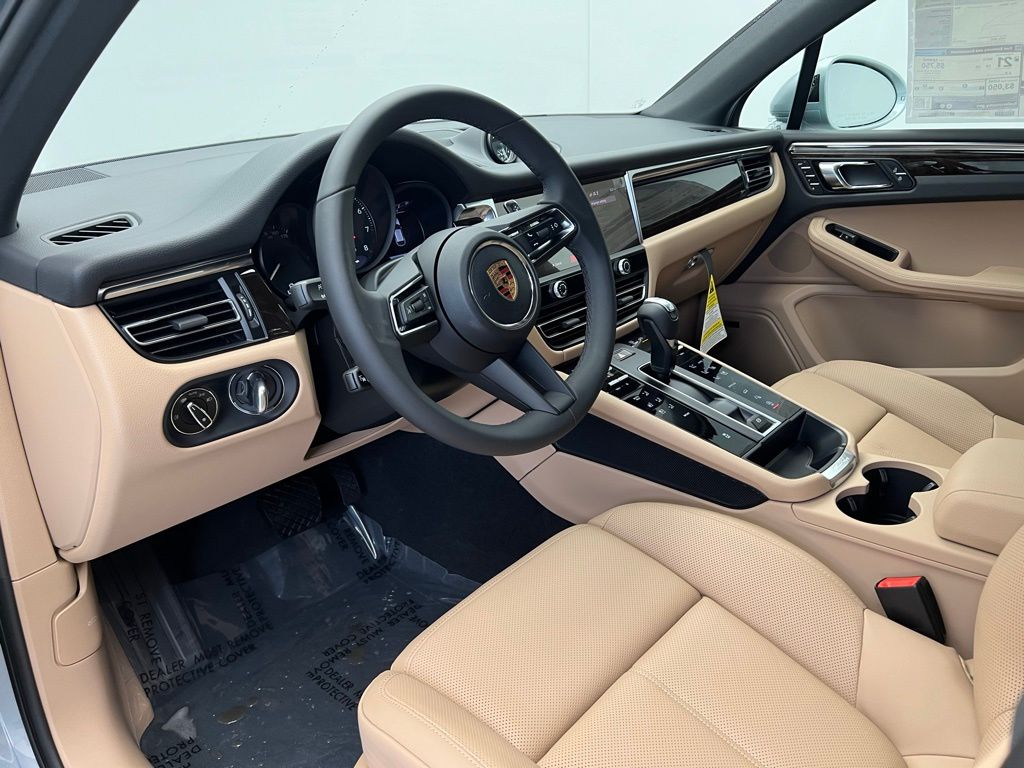 2025 Porsche Macan Base photo 4