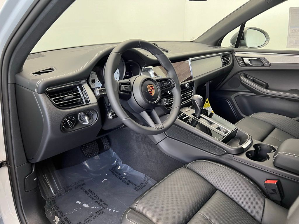 2025 Porsche Macan T photo 4