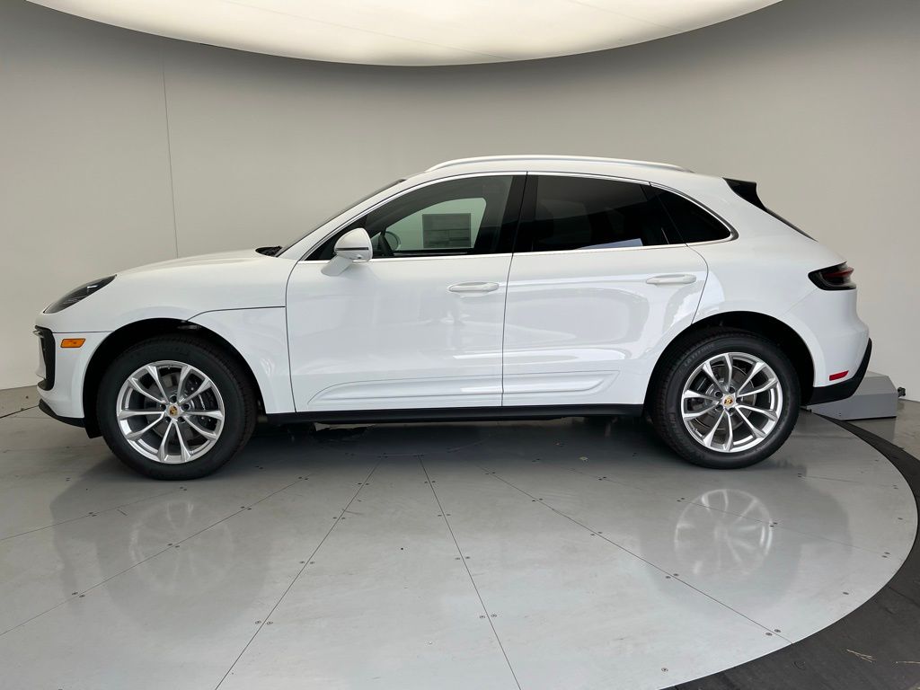 2025 Porsche Macan Base photo 2