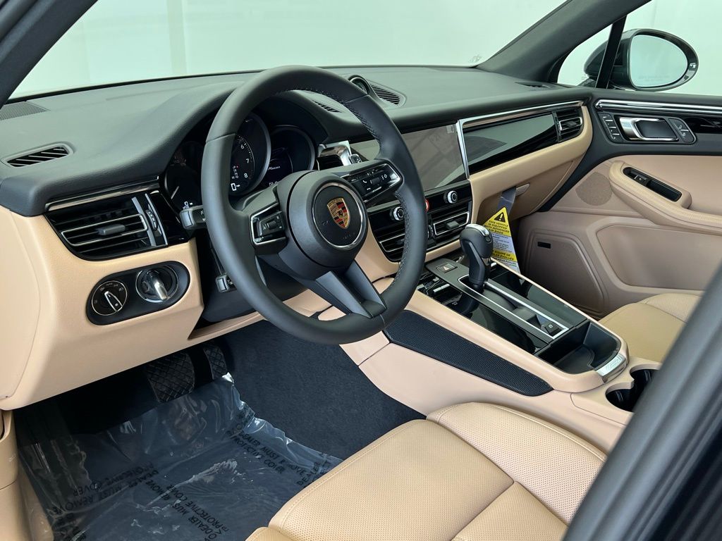 2025 Porsche Macan Base photo 4