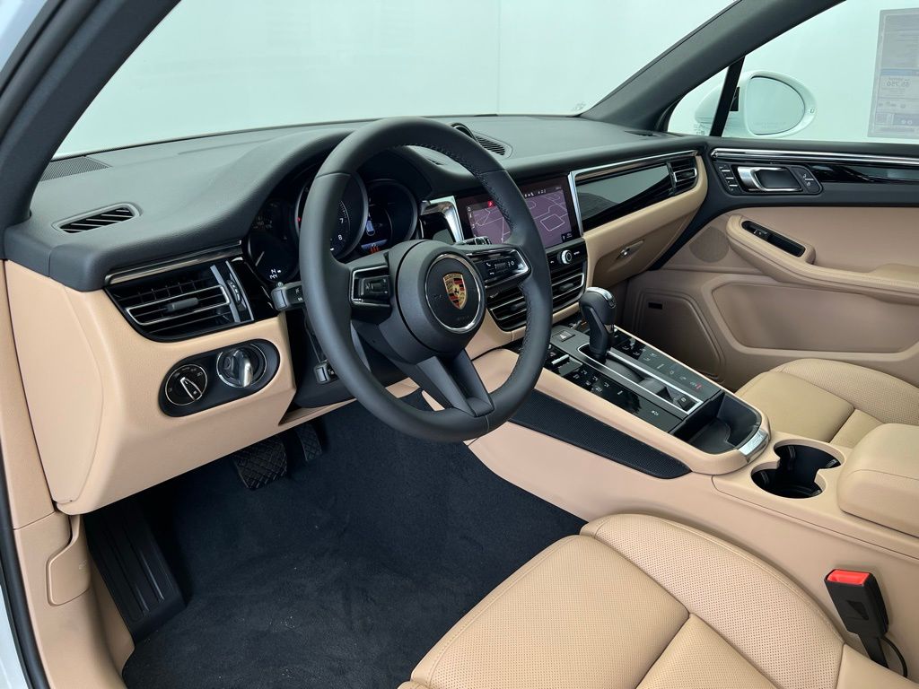 2025 Porsche Macan Base photo 4