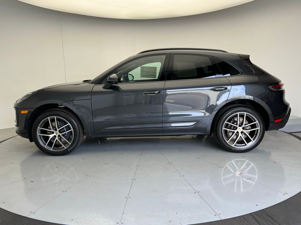 2025 Porsche Macan Base photo 2