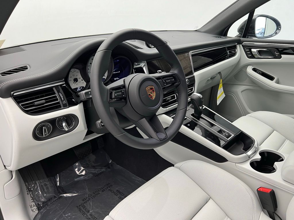2025 Porsche Macan S photo 4