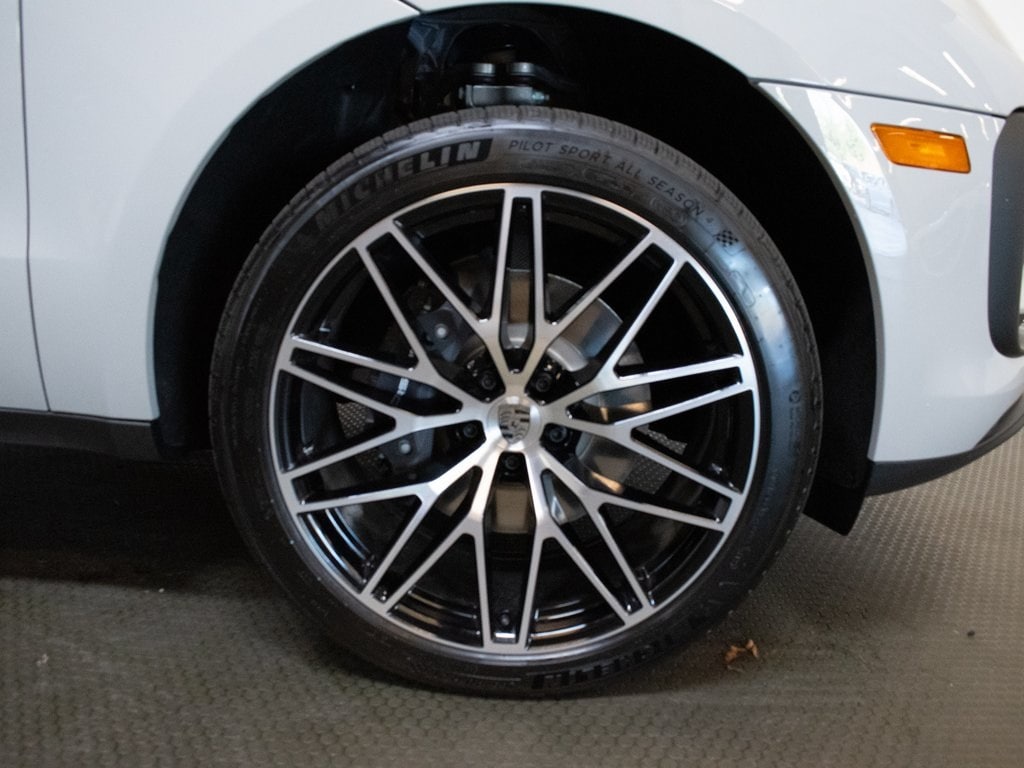 2026 Porsche Macan - Photo 16