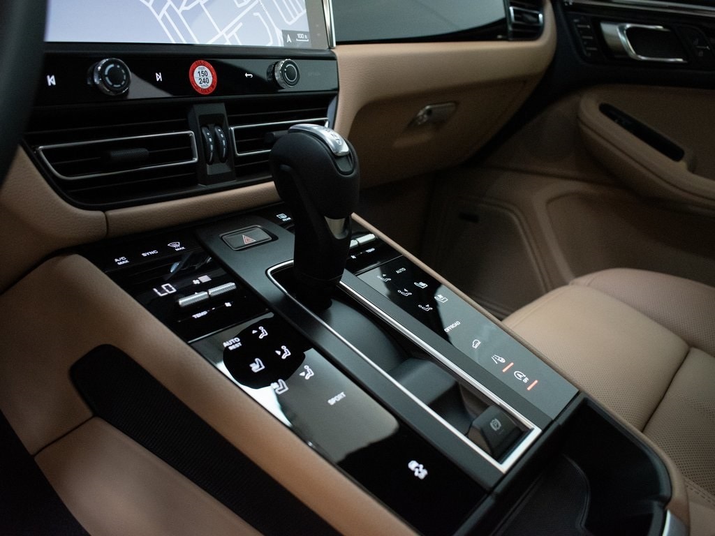 2025 Porsche Macan - Photo 23