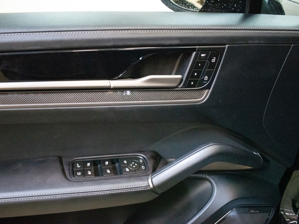 2025 Porsche Cayenne Coup Turbo E-Hybrid - Photo 19