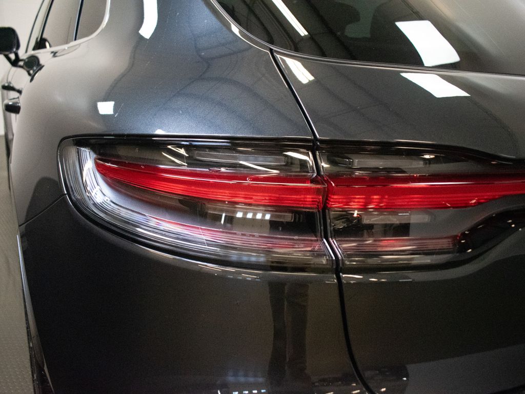 2026 Porsche Macan T - Photo 11